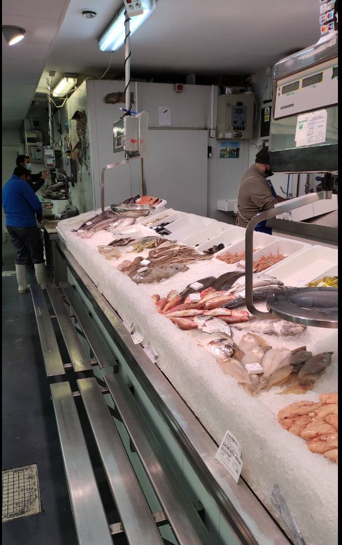 Pescadería interior mostrador